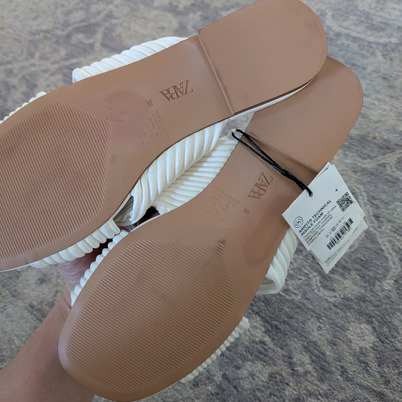 Zara white pleated strap slip-on sandals. - Picture 4 of 5